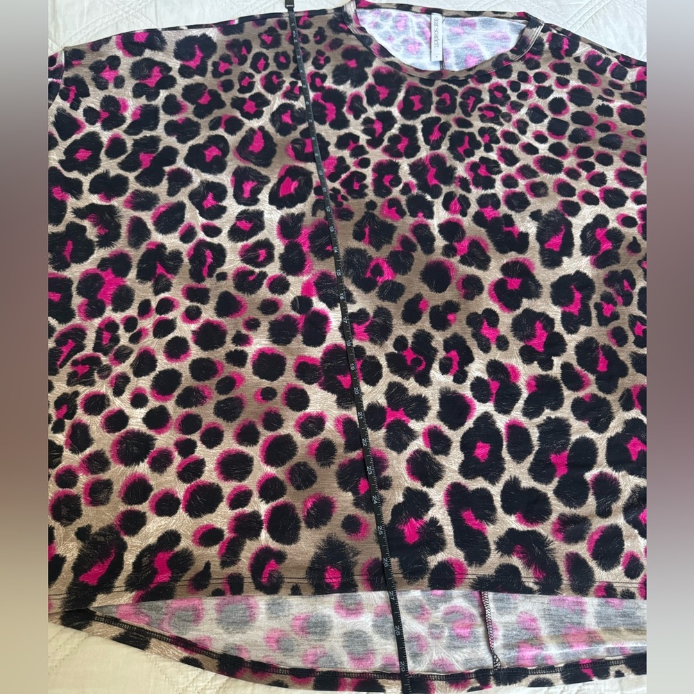 💗Gorgeous Dear Scarlett Mocha Magenta Leopard print dolman style blouse🤎 - Picture 6 of 10